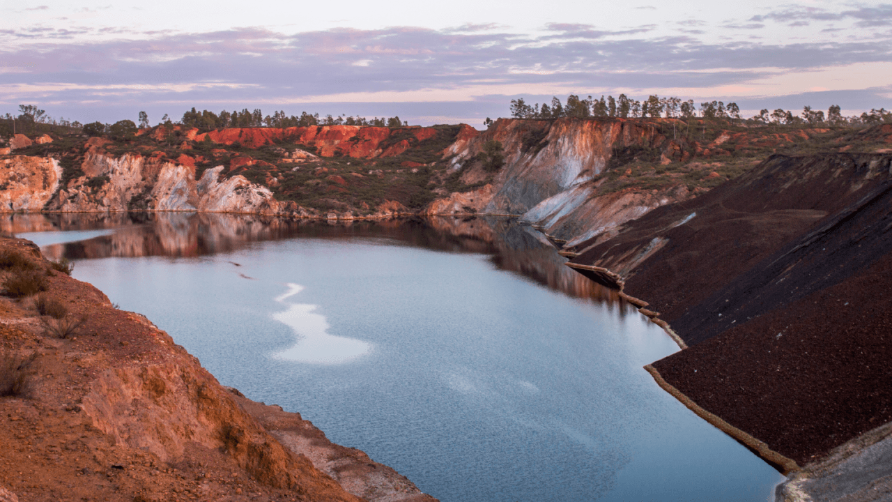 Pentingnya Uji Potensi Pembentukan Air Asam Tambang dalam Mendukung Keberlanjutan Pertambangan Indonesia